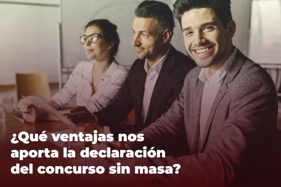 Empresarios en una mesa presentando los Concursos de microempresas sin masa